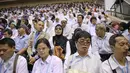 Sejumlah guru Tuna Netra turut menghadiri acara Peringatan Hari Guru Nasional 2015, Istora Senayan, Jakarta, Selasa (24/11). Peringatan hari guru tahun ini mengangkat tema 'Guru Mulia Karena Karya'. (Liputan6.com/Faizal Fanani)