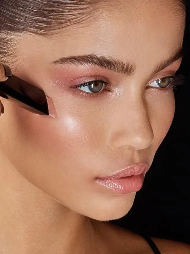 Highlighter Stick vs Highlighter Powder, Mana yang Lebih Bagus? Begini