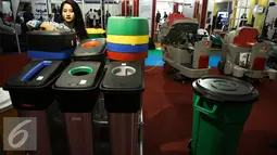 Pengunjung melihat alat kebersihan saat pameran di Expo Clean & Expo Laundry di Jakarta, Kamis (6/4/). Pameran tersebut diselenggarakan pada 7-9 April 2016 dan menampilkan 300 exhibitor dari dunia kebersihan dan laundry. (Liputan6.com/Faizal Fanani)