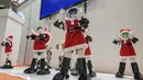 Robot-robot mengenakan kostum Sinterklas dan melakukan tarian di "Sagami Robot Town" di Tokyo International Exhibition Center di Tokyo pada tanggal 29 November 2023. (Richard A. Brooks/AFP)