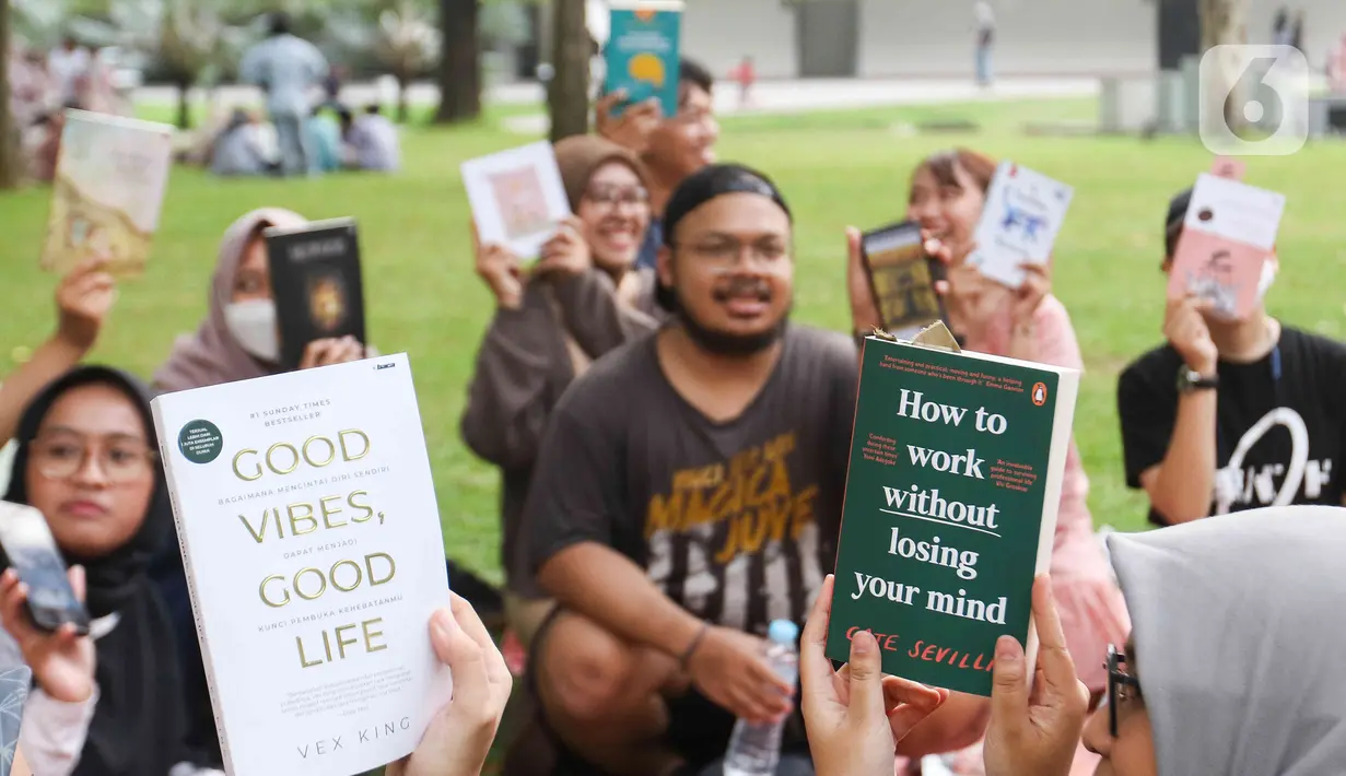 Keseruan membaca buku yang diadakan komunitas kumpul baca di taman Lapangan Banteng, Jakarta, Sabtu (27/5/2023). (Liputan6.com/Herman Zakharia)