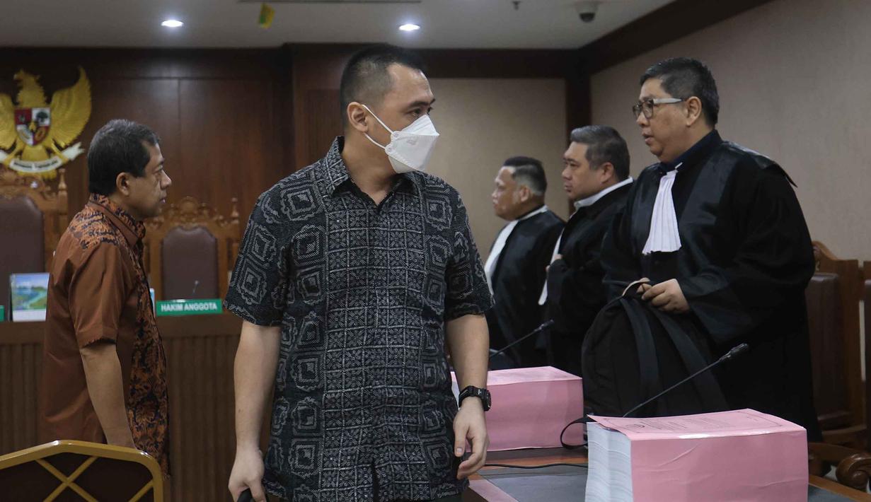 Jaksa Penuntut Umum (JPU) menyakini para terdakwa bersalah melakukan korupsi secara bersama-sama dalam kasus tersebut. Tampak dalam foto, terdakwa kasus dugaan korupsi tata kelola minyak mentah, Martin Haendra Nata (tengah) usai mengikuti sidang pembacaan tuntutan di Pengadilan Tindak Pidana Korusi (Tipikor), Jakarta, Kamis (23/4/2026). (Kapanlagi.com/Budy Santoso)