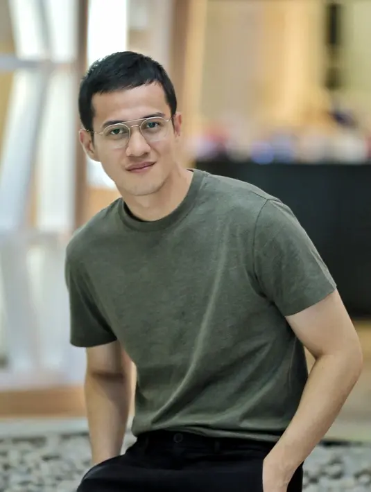 "Main film bareng iya (pertama kali), cuma kalau kenal jamannya saya pertama kali masuk dunia entertainment udah mainnya sama Luna Maya. Terus kami satu kuliah juga, temen satu pergaulan juga," jelas Herjunot Ali. (Adrian Putra/Bintang.com)