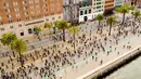 Para pengunjuk rasa berbaris di sepanjang Embarcadero San Francisco (31/5/2020). Demonstrasi yang meluas telah meluas di seluruh Wilayah menyusul kematian George Floyd setelah dijepit di leher oleh seorang petugas kepolisian Minneapolis. (AP Photo/Nuh Berger)