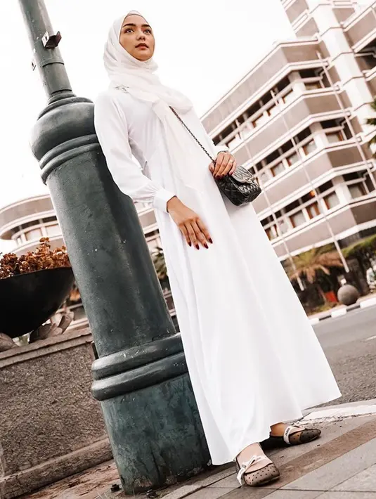 Dilengkapi tas selempang berwarna hitam, gaya Citra Kirana bisa jadi inspirasi OOTD sehari-hari. (Liputan6.com/IG/@citraciki)