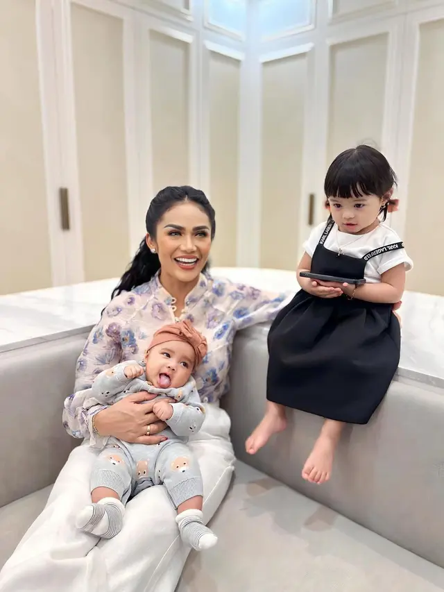 6 Potret Krisdayanti saat Main Bareng Dua Cucu, Ameena dan Azura Bikin Gemas