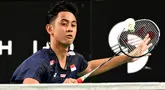 Tunggal putra Indonesia, Alwi Farhan saat mengembalikan pukulan ke Lee Chia Hao (Taiwan) dalam pertandingan perempat final turnamen bulu tangkis Australia Open 2026 di Sydney pada Jumat 12 Juni 2026. (Saeed KHAN/AFP)