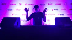Seorang DJ tampil saat orang-orang tiba untuk menerima vaksinasi virus corona COVID-19 di pusat vaksinasi Arena Treptow, Berlin, Jerman, Senin (9/8/2021). Vaksinasi dengan diiringi musik DJ tersebut berlangsung pada malam yang panjang di tengah pandemi COVID-19. (John MACDOUGALL/POOL/AFP)