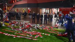 Pemain Real Madrid, Trent Alexander Arnold (kanan) bersama kepala hubungan masyarakat Real Madrid Emilio Butragueno, pelatih Real Madrid Xabi Alonso, dan pemain Real Madrid Dean Huijsen memberikan penghormatan untuk mendiang Diogo Jota di Anfield, Liverpool, Inggris, Senin, (03/11/2025) waktu setempat, menjelang pertandingan antara Liverpool melawan Real Madrid di Liga Champions. (AFP/Peter Powell)
