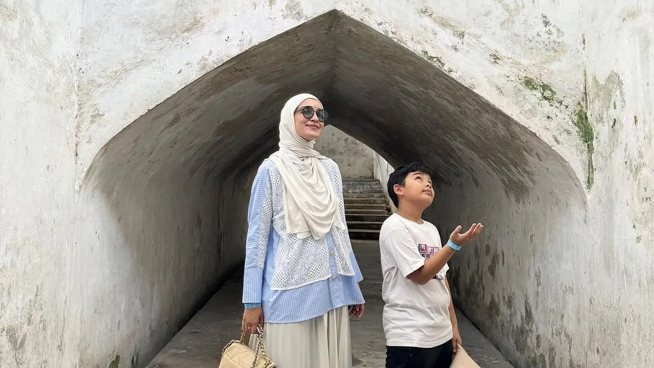 [Fimela] Shireen Sungkar dan Anaknya