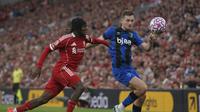 Jeremie Frimpong berebut bola dengan David Brooks di laga Liverpool vs Bournemouth di Anfield, Sabtu (16/08/2025) dini hari WIB. (AP Photo/Ian Hodgson).