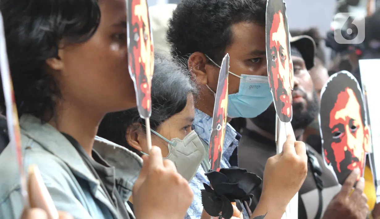 Massa aksi yang tergabung dalam Komite Aksi Solidaritas Untuk Munir (Kasum) mengggelar aksi terkait 18 tahun pembunuhan munir di depan Komnas HAM, Jakarta, Rabu (7/9/2022). Dalam aksinya mereka menuntut agar Komnas HAM untuk segera menetapkan kasus pembunuhan Munir sebagai pelanggaran HAM Berat.  (Liputan6.com/Herman Zakharia)