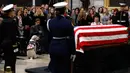 Sully, anjing mendiang George H.W. Bush duduk dekat peti mati Presiden AS ke-41 di Gedung Capitol, Washington, Senin (3/12). Sully diberikan kepada Bush sebagai hadiah pada Juni lalu setelah istrinya, Barbara, meninggal dunia. (AP/Patrick Semansky)