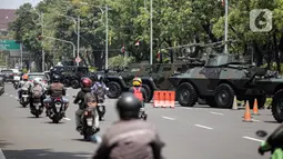 Kondisi lalu lintas saat sejumlah kendaraan alat utama sistem senjata (alutsista) TNI berjajar di kawasan Istana Merdeka, Jakarta, Selasa (4/10/2022). Kegiatan ini dalam rangka HUT ke-77 TNI yang akan berlangsung di Istana Merdeka pada 5 Oktober besok. (Liputan6.com/Faizal Fanani)