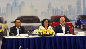 (Kiri ke kanan) Kariyanto Hardjosoemarto, CEO of VinFast Indonesia, Madam Le Thi Thu Thuy, Vice Chairwoman of Vingroup and the Chairwoman of VinFast, dan Vincent John Pendlebury, Chief of Engineering VF6 and VF7 dalam pertemuan dengan wakil media dari Indonesia di Hanoi, Vietnam. (Liputan6.com/Titis Widyatmoko)