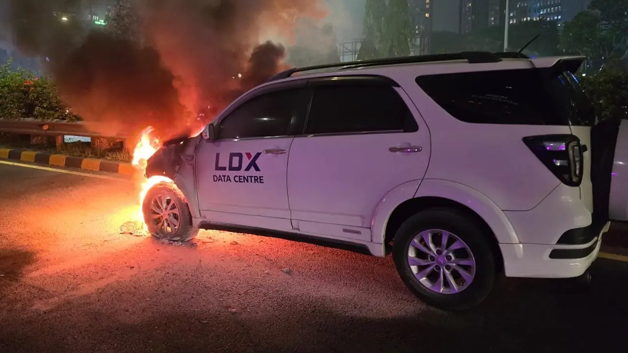 Satu unit mobil Daihatsu Terios terbakar di Tol Dalam Kota pada Selasa (28/4/2026) malam.