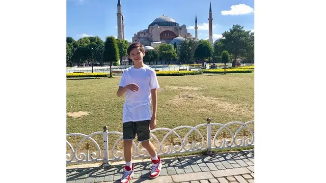 Jarang Tersorot, Ini 7 Potret Putra Farah Quinn yang Miliki Wajah Blasteran