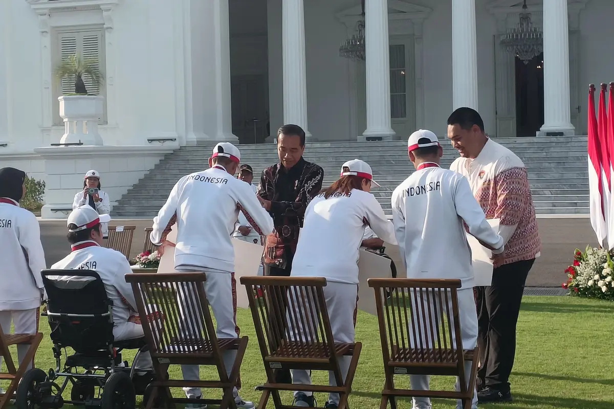 Presiden Joko Widodo (Jokowi) menerima para atlet peraih medali serta atlet yang berlaga pada Paralimpiade Paris 2024 di Halaman Istana Merdeka Jakarta, Rabu (11/9/2024). Jokowi juga memberikan bonus kepada atlet dan pelatih sebagai apresiasi.