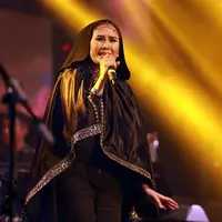 Nicky Astria mengaku nyaman dengan tampilan berhijabnya saat ini tanpa melunturkan suara khasnya sebagai penyanyi rocker. (Deki Prayoga/Bintang.com)