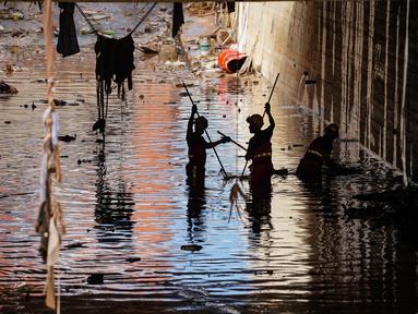 Tim penyelamat dari dinas pemadam kebakaran mencari korban di antara puing-puing, Valencia, Spanyol pada tanggal 2 November 2024. (Manaure QUINTERO/AFP)