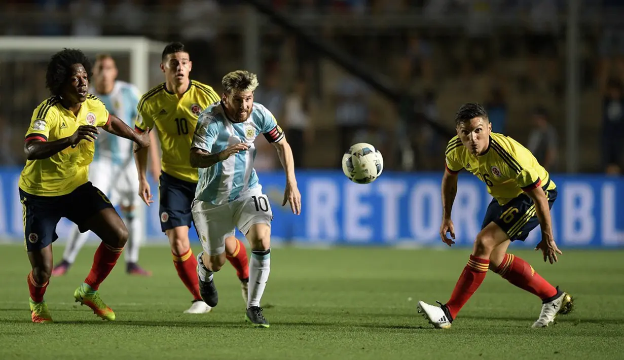 Striker Argentina, Lionel Messi, berusaha melewati hadangan pemain Kolombia pada laga kualifikasi Piala Dunia 2018 zona CONMEBOL di Estadio San Juan del Bicentenario, Selasa (15/11/2016). (AFP/Juan Mabromata)