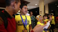 Pemain Mitra Kukar, Zulkifli Syukur, disambut suporter Mitra Kukar saat tiba di Hotel Sultan, Jakarta, seusai menjuarai Piala Jenderal Sudirman, Minggu (24/1/2016). (Bola.com/Arief Bagus)