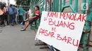 Pedagang menunggu konsumen di kawasan luar pasar senen, Jakarta, Minggu (1/12/2019). Pedagang kaki lima di luar kawasan pasar senen menolak relokasi di pasar kenari, rencananya akan dipindahkan pada 1 Desember 2019 ini. . (Liputan6.com/Herman Zakharia)