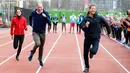 Pangeran William, Kate Middleton dan Pangeran Harry mengikuti lomba lari estafet saat pelatihan untuk acara amal Heads Together di Taman Queen Elizabeth II di London, Inggris (5/2). (AP Photo / Alastair Grant, Pool)