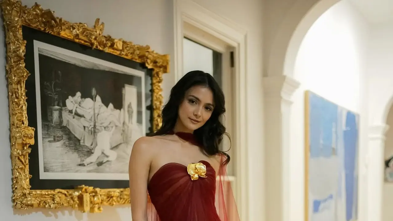 Potret Amanda Rawles Tampil Bak Lady in Red nan Elegan dalam Balutan Gaun Tulle Hian Tjen Couture