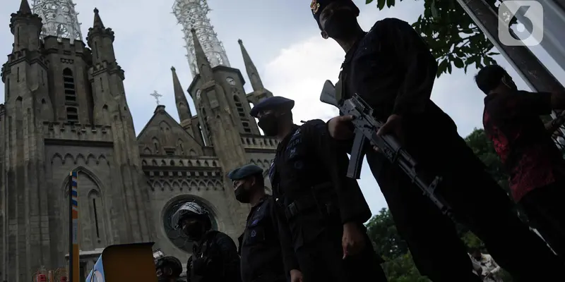 FOTO: Personel Brimob Sterilisasi Gereja Ketedral