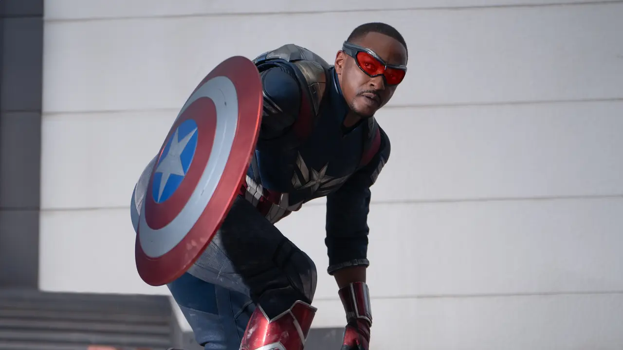 Anthony Mackie sebagai Sam Wilson/Captain America di CAPTAIN AMERICA: BRAVE NEW WORLD oleh Marvel Studio.  Photo oleh: Eli Adé. © 2024 MARVEL.)