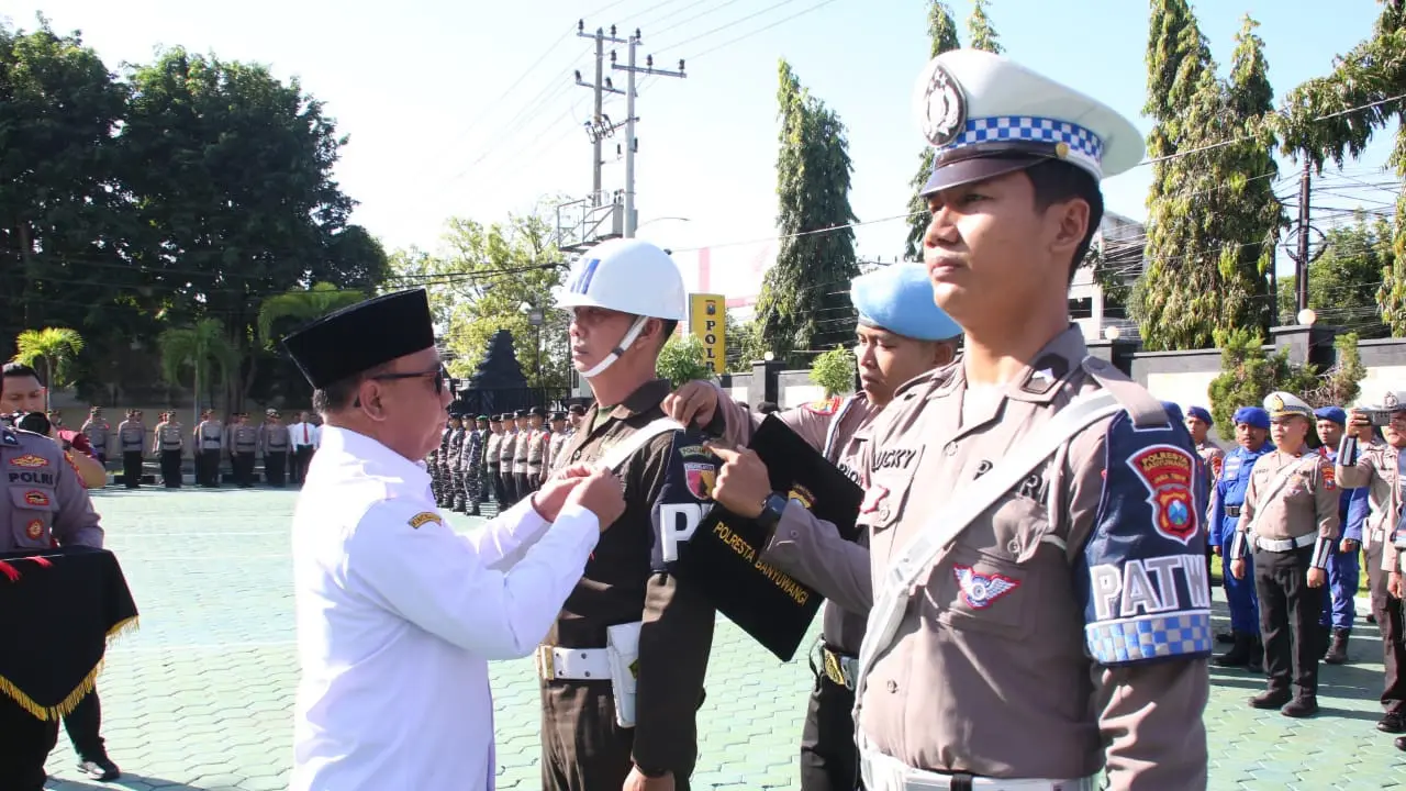 Wakil Bupati Banyuwangi Mujiono pimpin gelar pasukan operasi ketupat Semeru 2025 di halaman Mapolresta Banyuwangi (Istimewa)