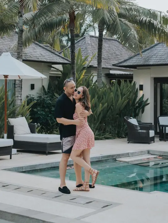 Di sebuah vila, BCL dipeluk dan dicium mesra oleh Tiko dengan busana santai. Ia nampak mengenakan mini dress dan sandal gladiator [@itsmebcl]