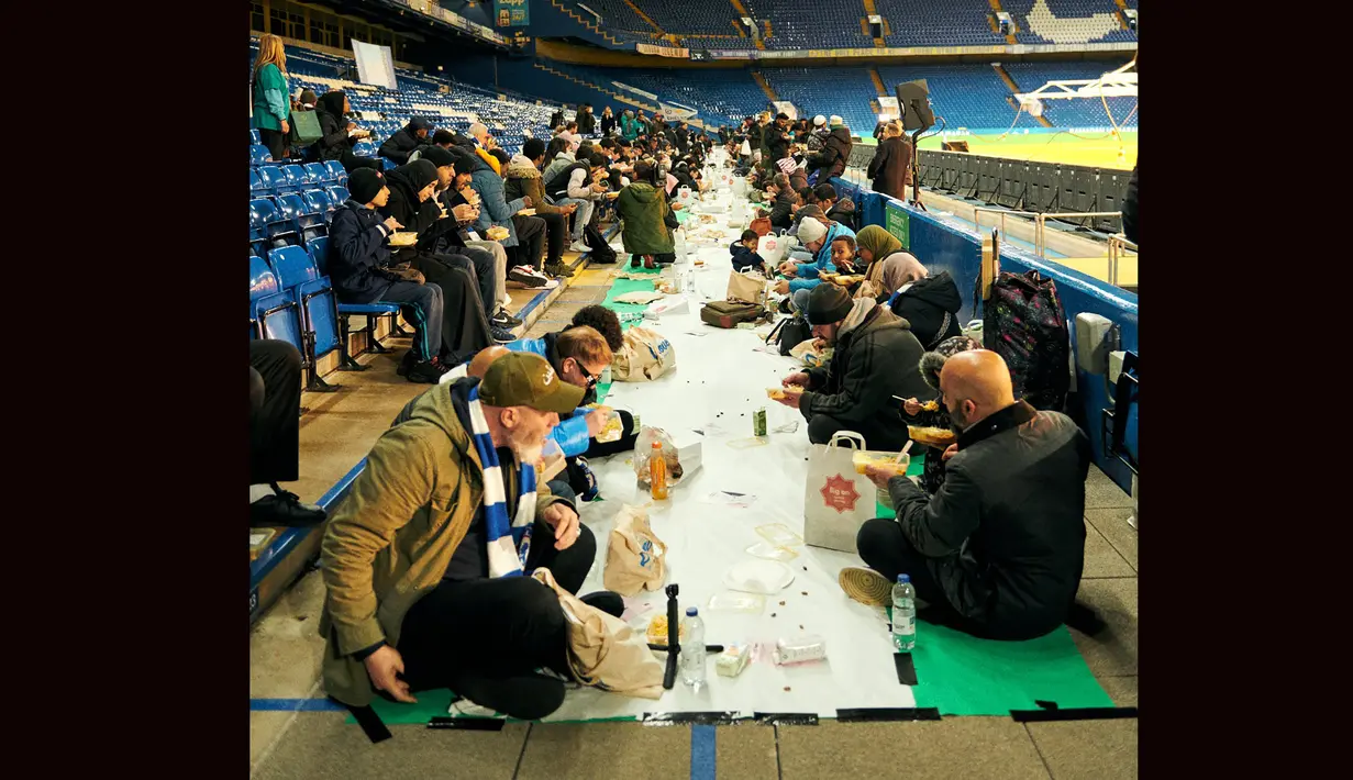 Pihak Chelsea menggunakan sisi Stadion Stamford Bridge tepat di bawah tribun penonton sebagai lokasi untuk menggelar acara buka puasa bersama. (twitter/@CFCFoundation)
