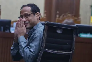 Mantan Menteri Pendidikan, Kebudayaan, Riset, dan Teknologi (Mendikbudristek) Nadiem Anwar Makarim saat menghadiri sidang perdana kasus dugaan tindak pidana korupsi (Tipikor) terkait program digitalisasi pendidikan berupa pengadaan laptop Chromebook dan Chrome Device Management (CDM) di lingkungan Kemendikbudristek tahun 2019–2022 di Pengadilan Tipikor, Jakarta, Senin (5/1/2026). Nadiem Anwar Makarim akhirnya dihadirkan dalam sidang pembacaan dakwaan kasus dugaan tindak pidana korupsi (Tipikor) terkait program digitalisasi pendidikan berupa pengadaan laptop Chromebook dan Chrome Device Management (CDM) di lingkungan Kemendikbudristek tahun 2019–2022. (merdeka.com/Arie Basuki)