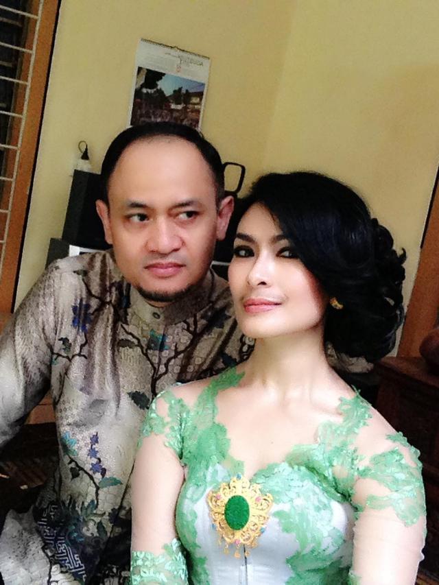 6 Potret Mesra Iis Dahlia dan Suami dari Awal Menikah Hingga Sekarang, Romantis