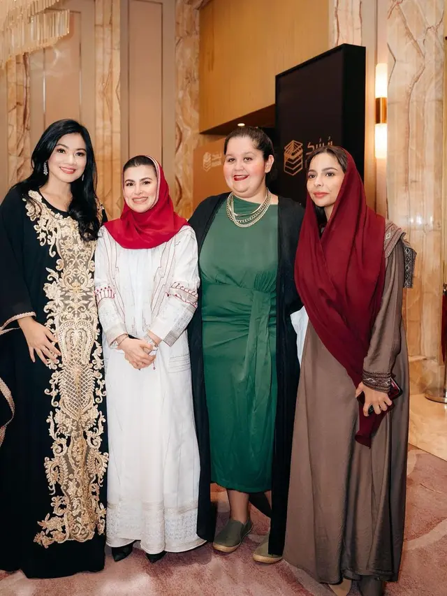 Gaya Santun Tapi Elegan dari Titi Kamal Kenakan Kaftan Hitam Gold, Vibesnya Sultan Banget