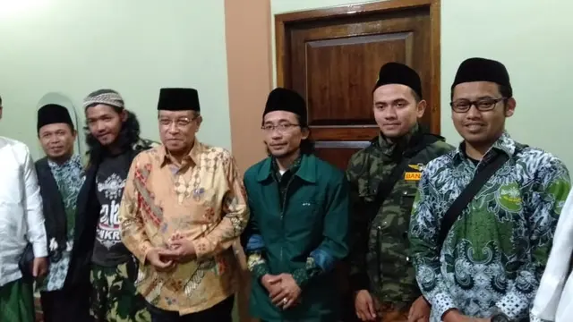 Beberapa anggota banser dan banon NU, tengah berfoto dengan ketua PBNU KH Said Aqil Munawwar di Garut beberapa waktu lalu