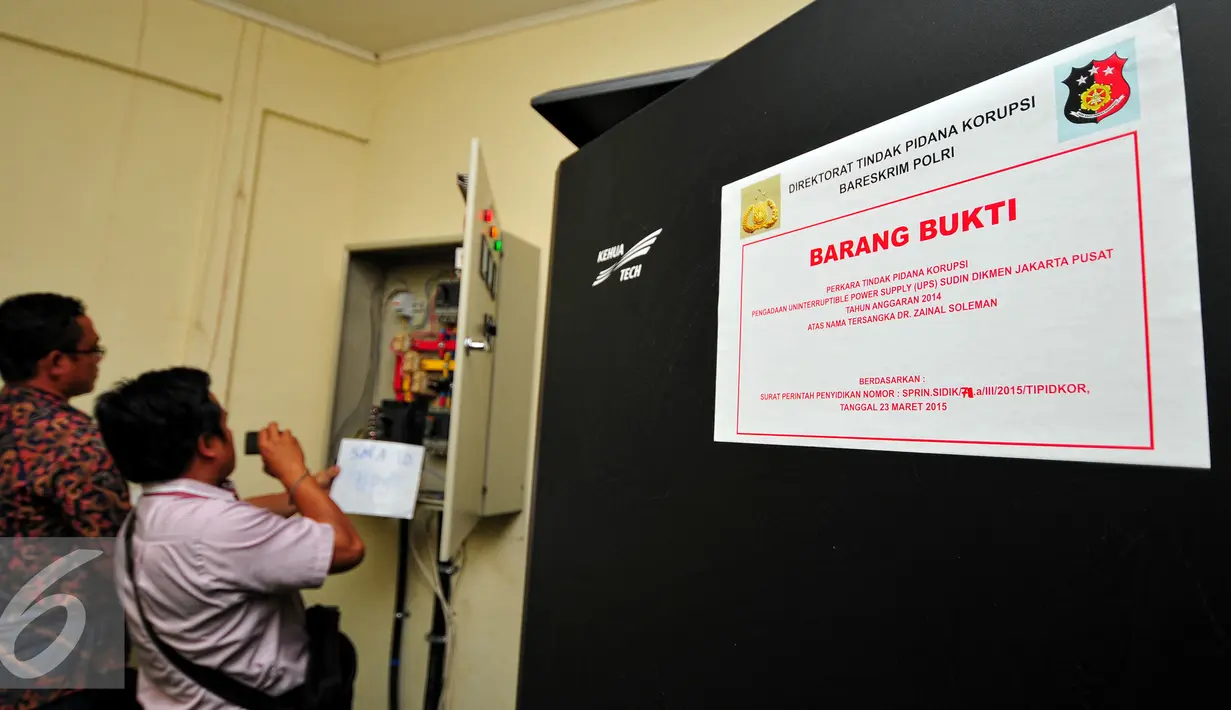 Tim ahli bersama tim penyidik Dirtipikor Bareskrim melakukan pemeriksaan secara teliti terhadap daya UPS untuk melengkapi berkas penyelidikan, Jakarta, Kamis (11/6/2015). Pemeriksaan bertujuan sebagai pemenuhan alat bukti. (Liputan6.com/Yoppy Renato)