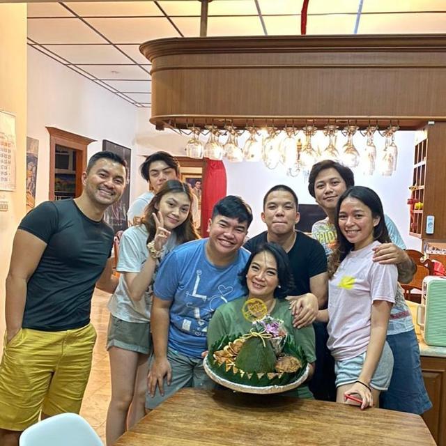 Dapat Kejutan dari 3 Keluarga, Ini 6 Momen Kejutan Ultah Dian Nitami ke-50