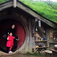 Bersama buah hatinya Bilqis, dan adik serta suadaranya, Ayu Ting Ting mengisi liburnya ke Selandia Baru. Beberapa tempat dikunjungi oleh penyanyi asal Depok itu termasuk bertemu Tantowi Yahya, Duta Besar Indonesia untuk Selandia Baru. (Instagram/ayutingti