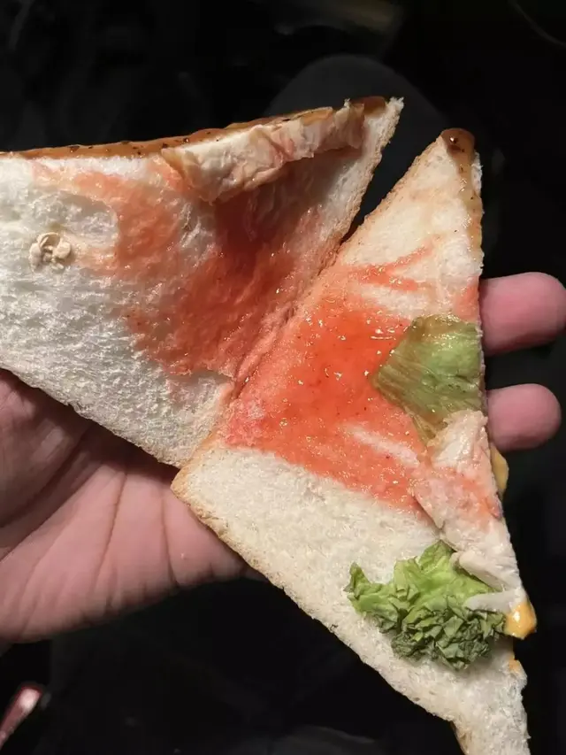 10 Potret Isian Roti Ini Tak Sesuai Ekspektasi, Bikin Kecewa
