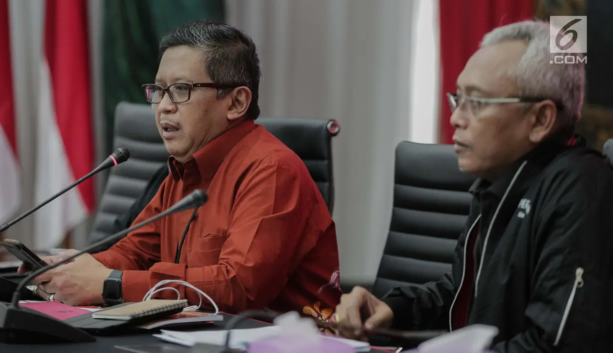 Sekjen PDI Perjuangan Hasto Kristiyanto (kiri) memberi keterangan pers terkait Pemilu 2019 di Jakarta, Rabu (8/5/2019). Hasto mengatakan PDI Perjuangan mengapresiasi kerja KPU dan Bawaslu dalam menyelenggarakan Pemilu 2019. (Liputan6.com/Faizal Fanani)