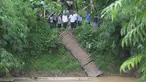 Menteri Pendidikan dan Kebudayaan, Anies Baswedan bersama Menteri Pekerjaan Umum Mochamad Basuki Hadimuljono meninjau lokasi jembatan runtuh di Lebak, Banten, Senin (16/3/2015). (Liputan6.com/Herman Zakharia)