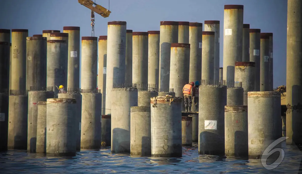 Pekerja sedang menyelesaikan pembangunan Pelabuhan Kalibaru atau New Priok di Jakarta, Minggu (7/9/2014)(Liputan6.com/Faizal Fanani)