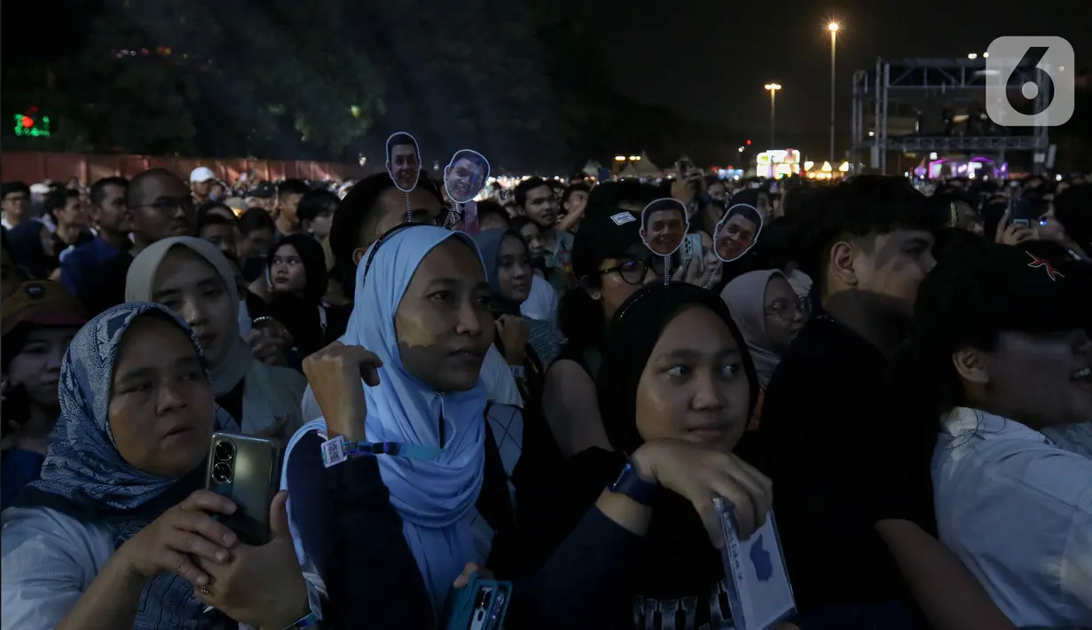 Penonton dengan kompak nyanyi bersama sang idola di Sounds Fest 2024. (Liputan6.com/Herman Zakharia)