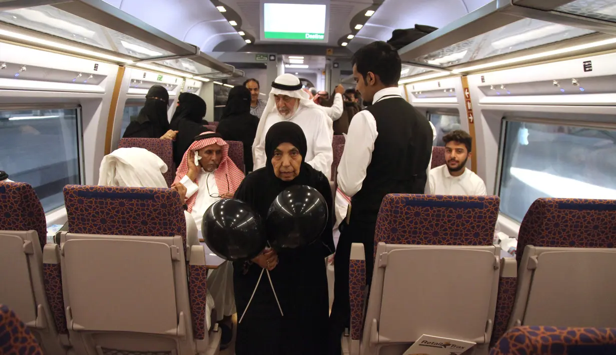 Para penumpang menaiki kereta api kecepatan tinggi Haramain yang resmi beroperasi di stasiun kereta Makkah, Kamis (11/10). Kereta api Haramain memiliki 35 armada, masing-masing terdiri dari 417 kursi. (BANDAR ALDANDANI/AFP)
