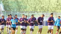 Pemain PSM Makassar menjalani latihan rutin. (Bola.com/Abdi Satria)