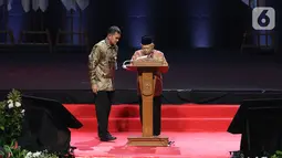 Wapres Ma'ruf Amin (kanan) memberikan pidato sekaligus menutup Rakornas Indonesia Maju antara Pemerintah Pusat dan Forum Koordinasi Pimpinan Daerah di Bogor, Jawa Barat, Rabu (13/11/2019). Kegiatan itu untuk mensinergikan program-program pemerintah pusat dengan daerah. (Liputan6.com/Herman Zakharia)