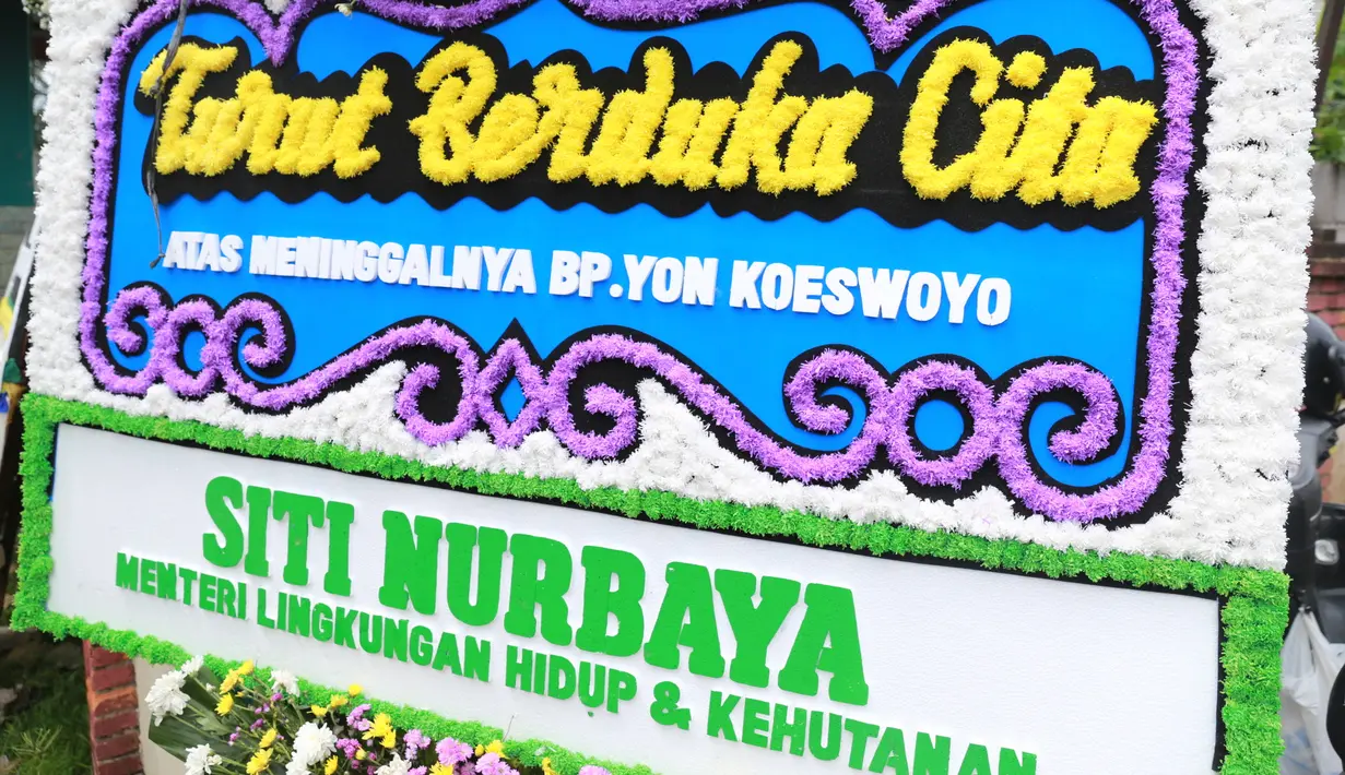 Terlihat ada beberapa menteri juga mengirimkan karangan bunga ucapan belasungkawa. Menurut rencana, almarhum akan dimakamkan Sabtu, 6 Januari 2018 pagi. (Adrian Putra/Bintang.com)